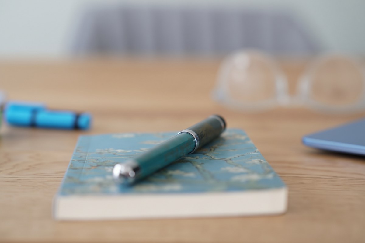 Notizbuch und Stift auf dem Arbeitstisch