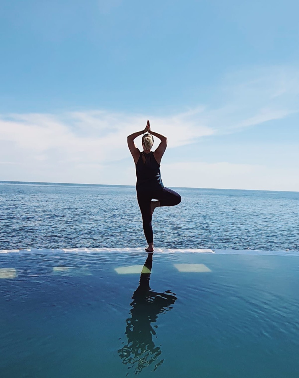 Silja Berner in einer Yoga-Haltung am Wasser