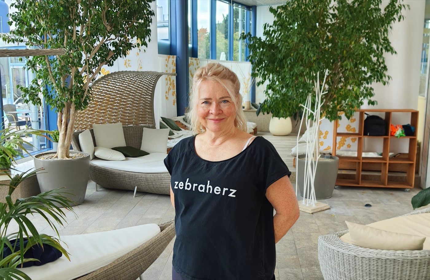 Silja Berner im zebraherz-Shirt im Studio